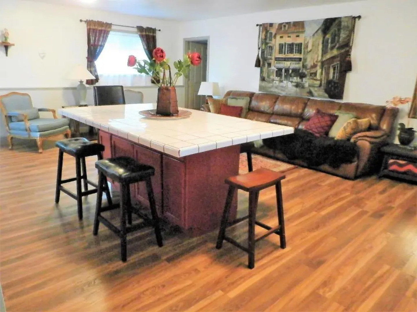 New Charming 2 Bedrooms Unit Close To Everything