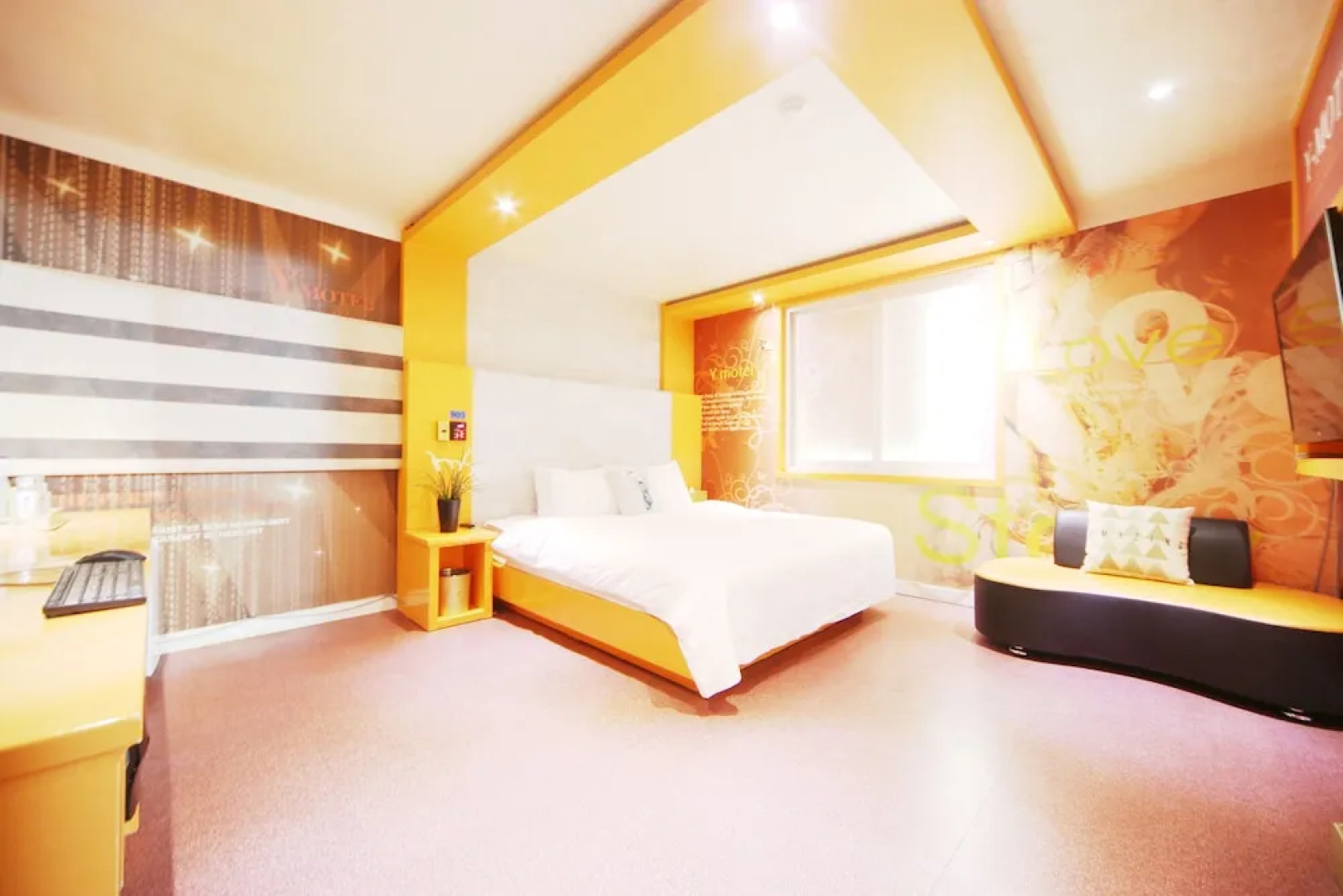 Rhea hotel