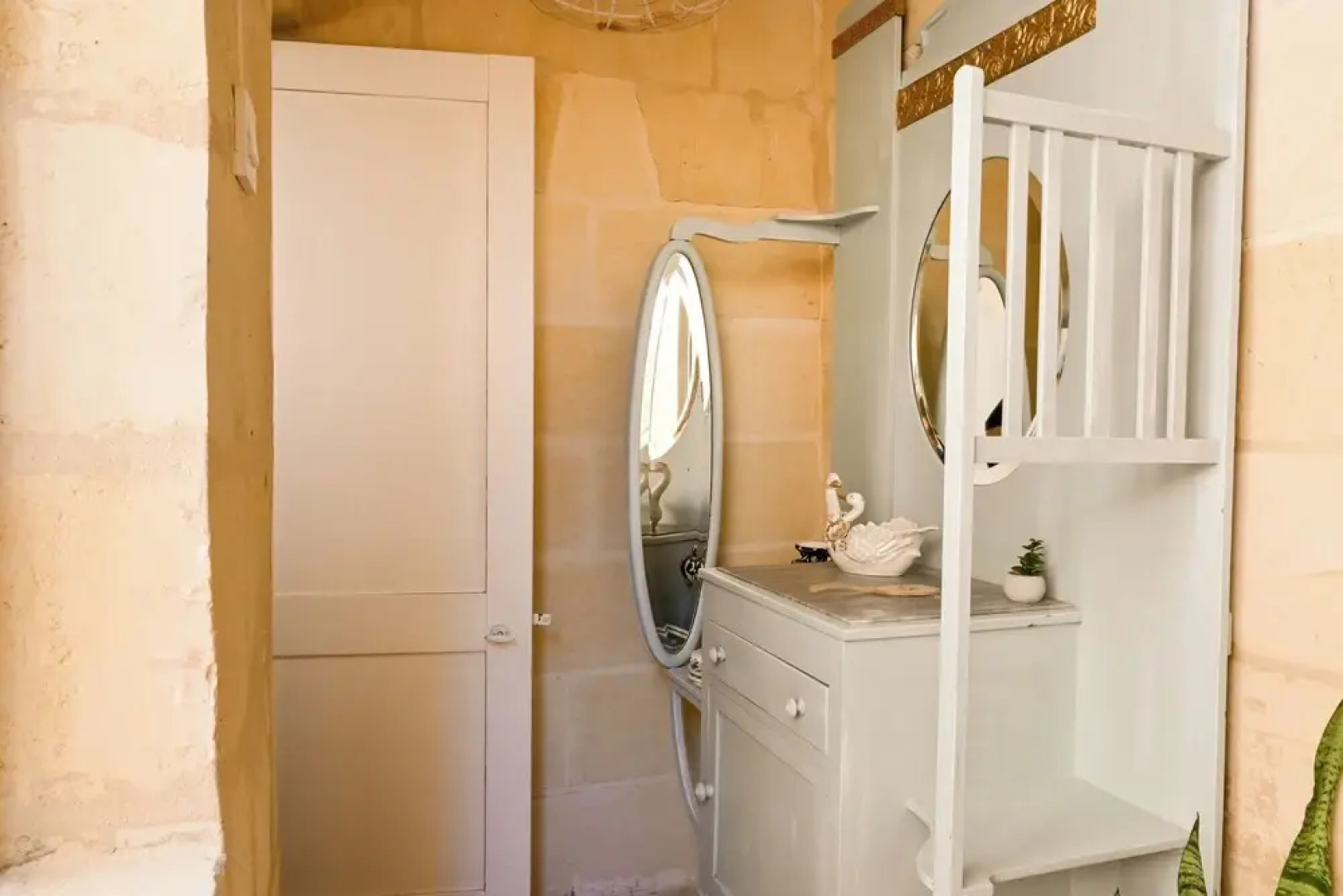 A Cosy Nest Overlooking The Sea