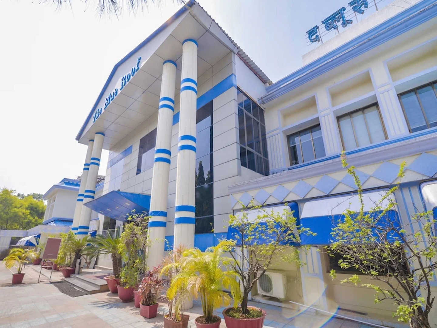 Collection O 23137 Blue Roof Club