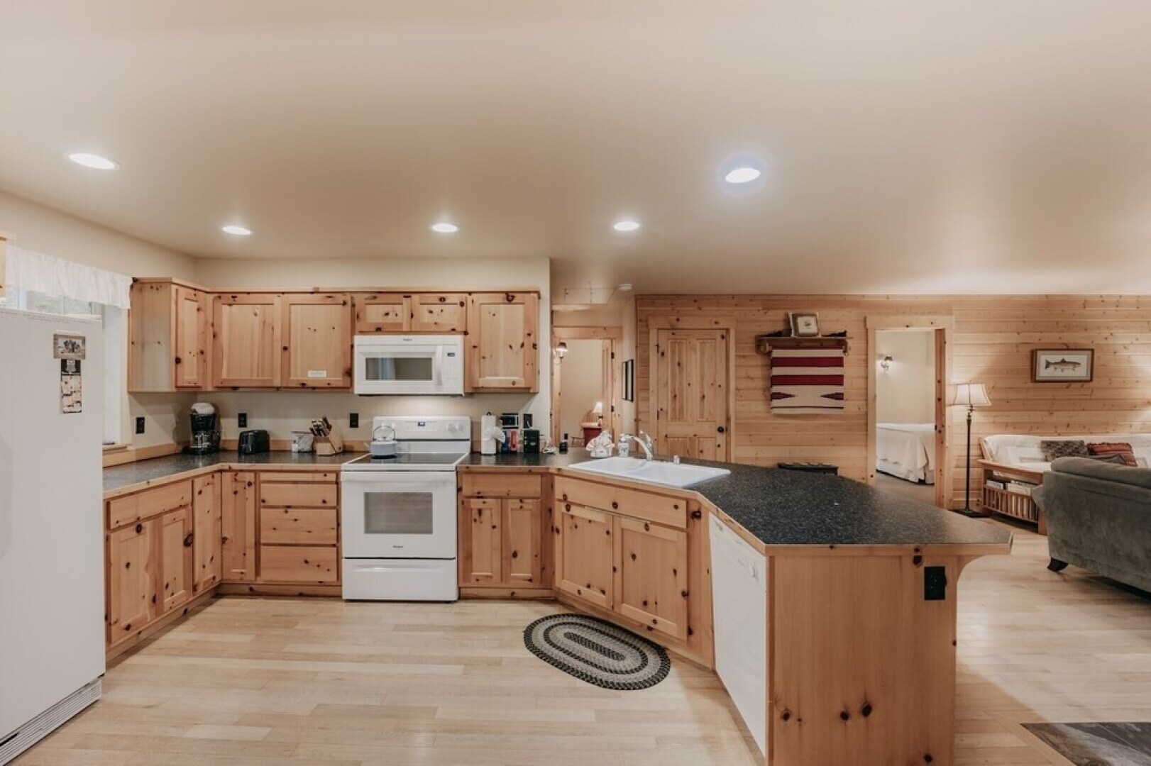 95gs - Hot Tub - Wifi - Pets Ok - Sleeps 4 2 Bedroom Home by RedAwning