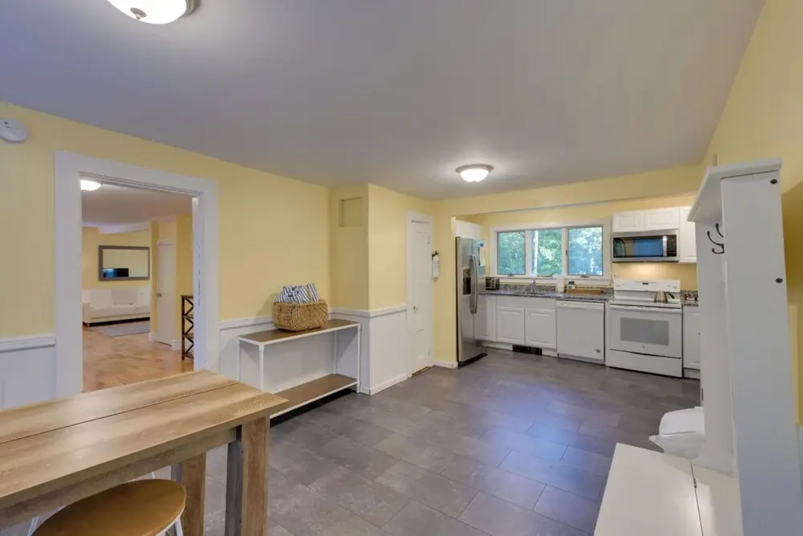 Walk to Sorrento Town Dock: Pet-friendly Apartment