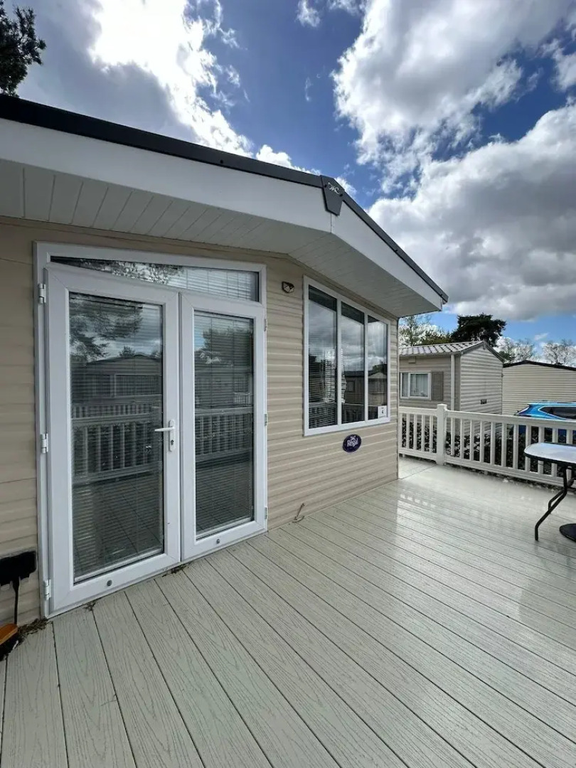 Caravan - Sleeps 4 - Pool - Pet Friendly