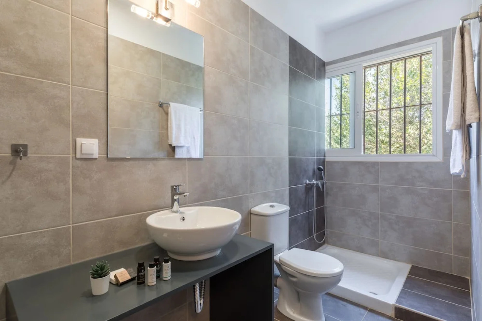 Local Hostel & Suites