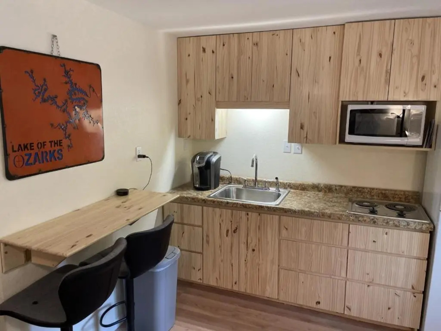 Loft , boat dock, 2 bedrooms , pet friendly