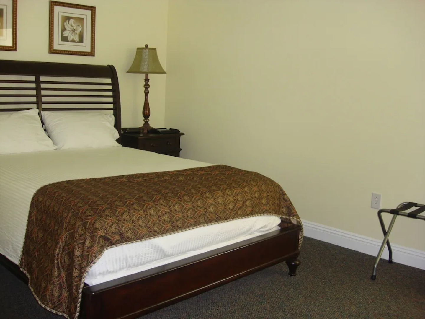 The City Hotel Bar & Grill