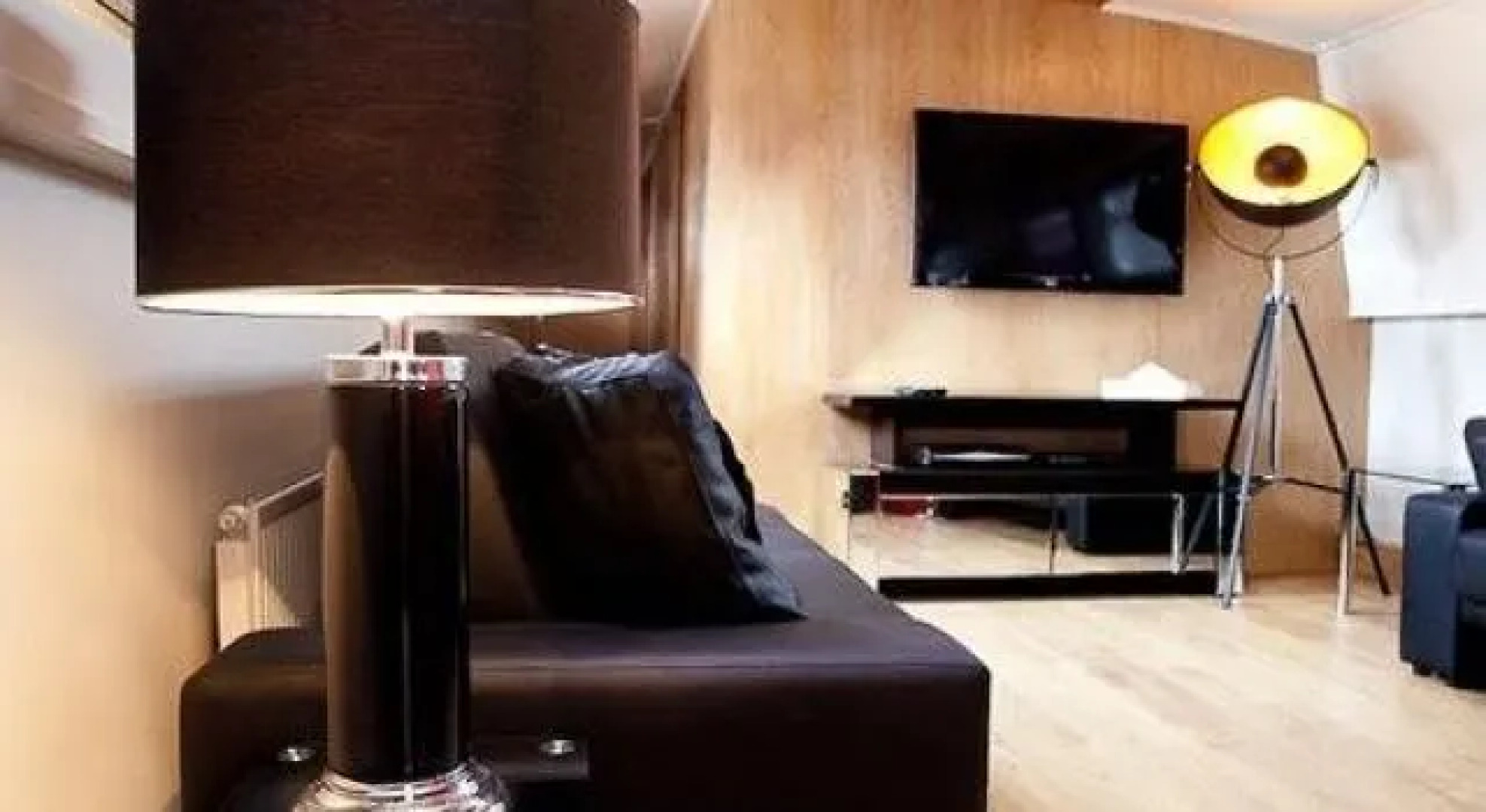 Hollywood Apartments  Barges