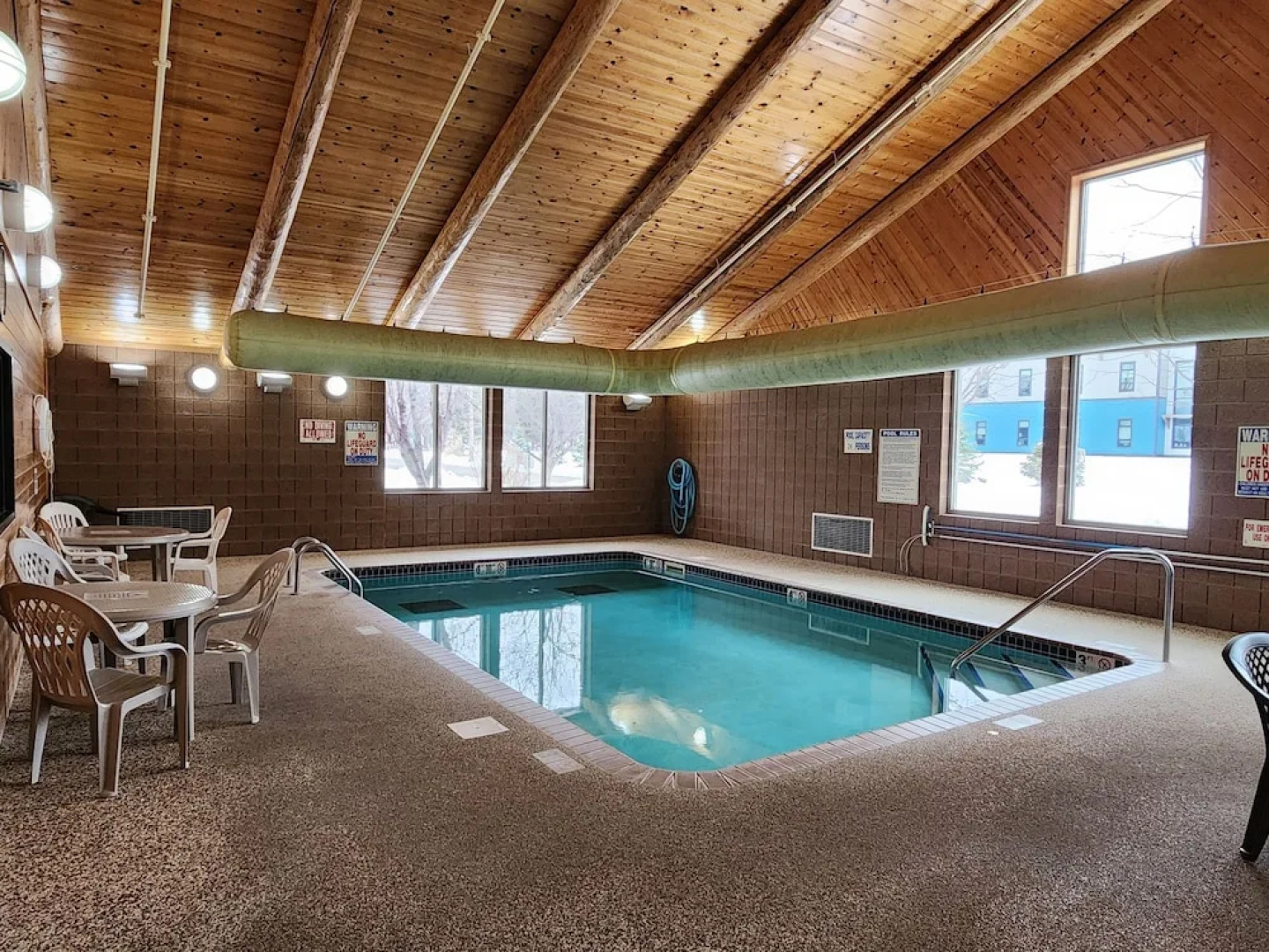 Pine Peaks Lodge & Suites