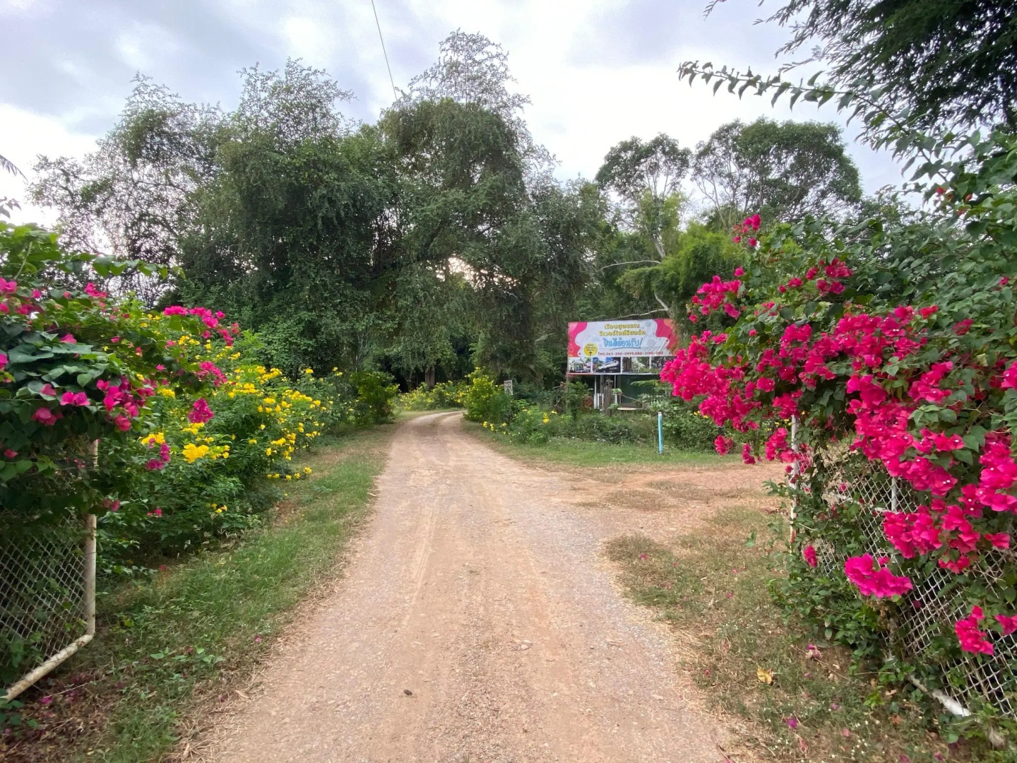 Reun suphan riverside resort