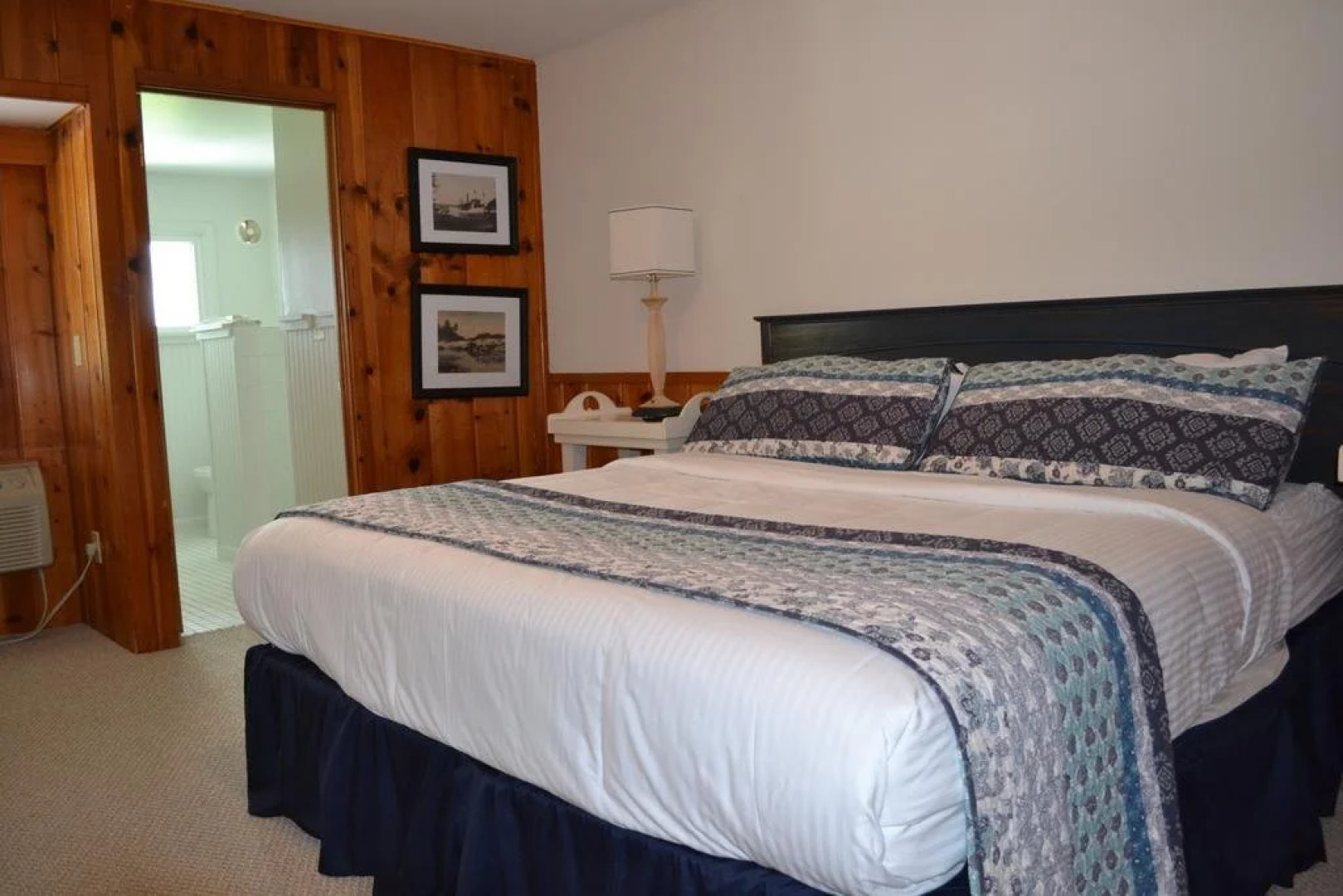 Buzz's Lakeside Inn