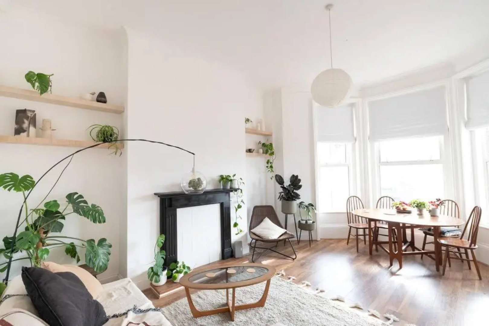 Spacious 2 bedroom sea view flat. Sleeps 6