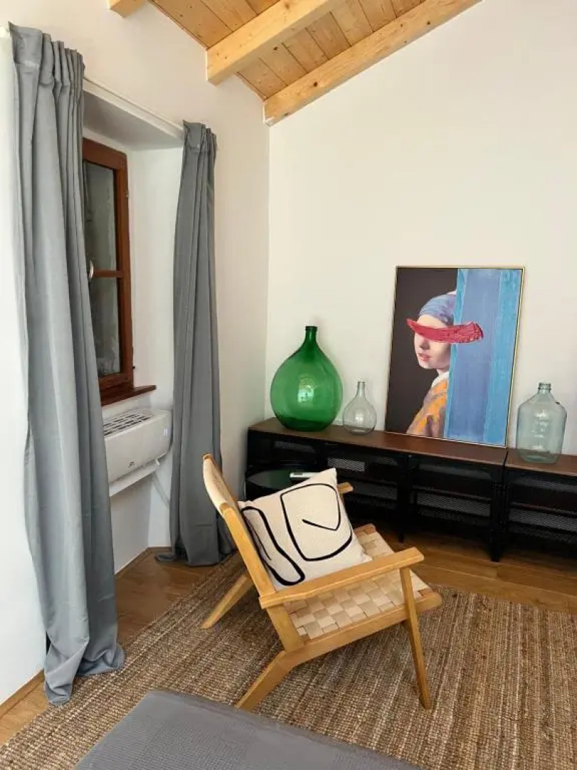 SeaYou!***Charming 1-bedroom rental unit in the old city center of Cres