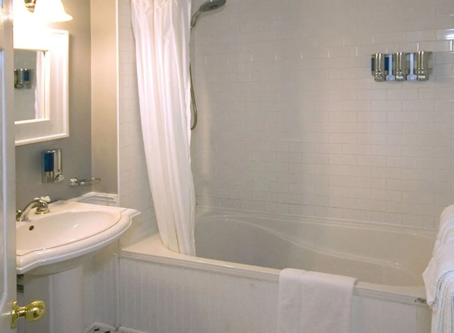 Une Fleur au Bord de l'Eau