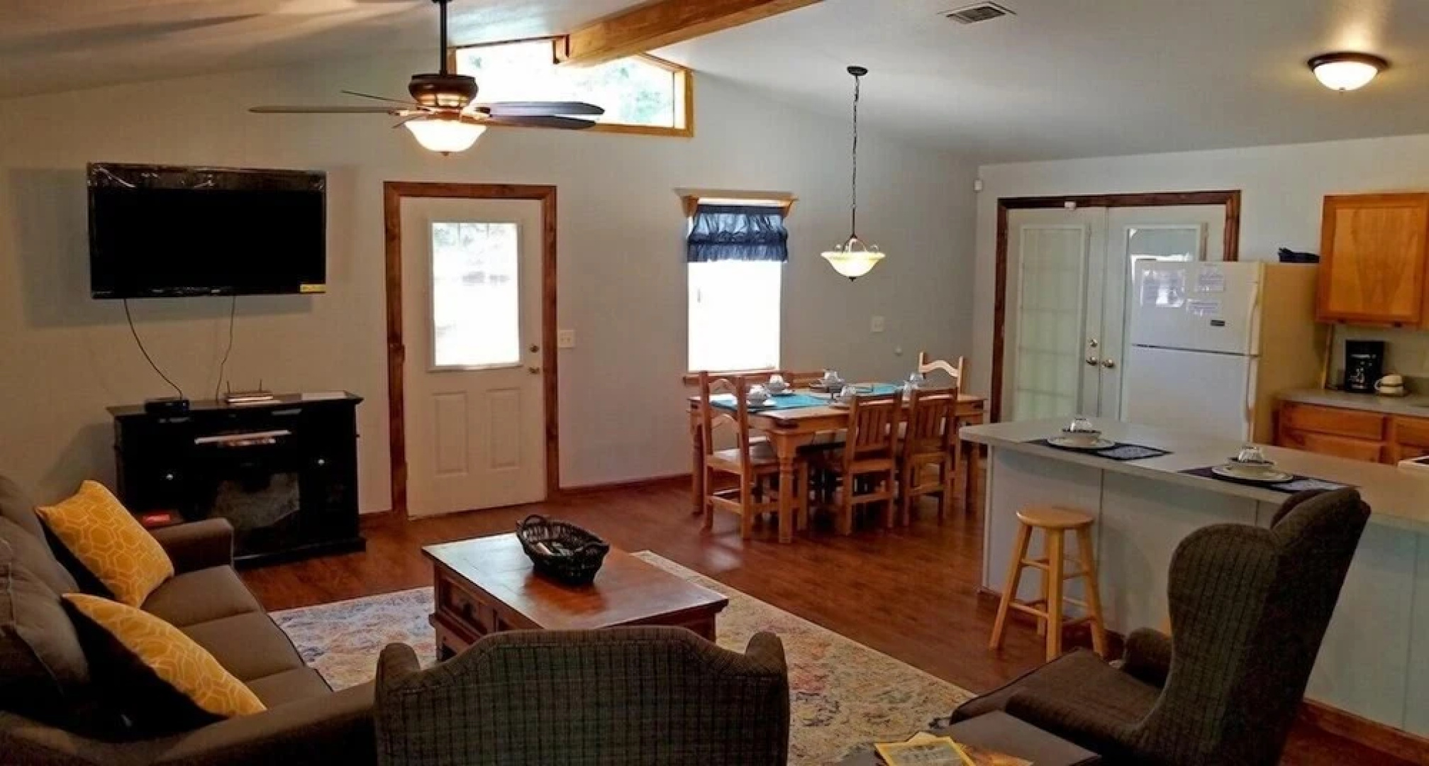 Wild Blue Yonder Cabin With Extra Studio Room, Hot Tub, Fire Pit in the Back Yard by Redawning