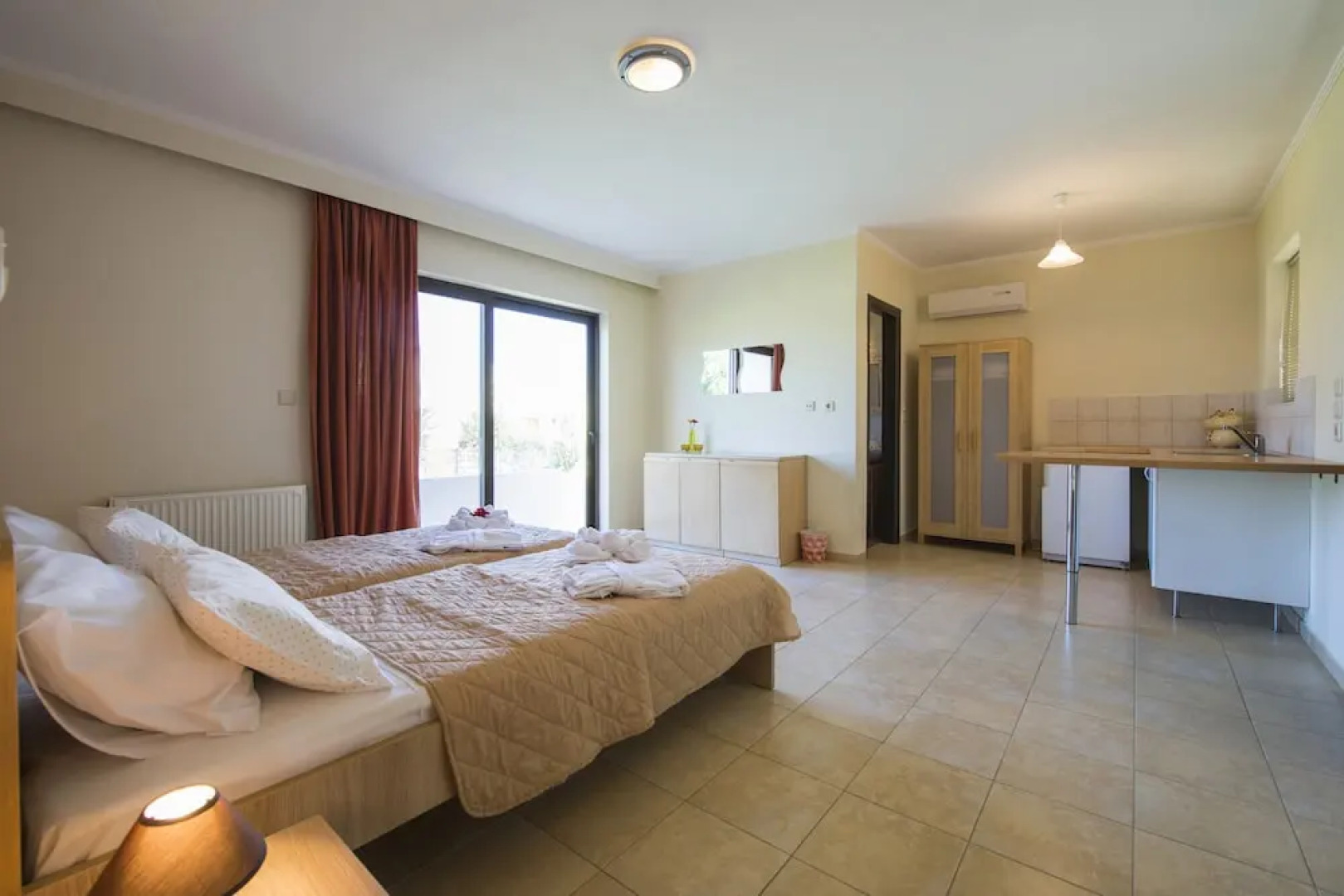 Xenos Villa 2 With 5 Bedrooms Private Swimming Pool, Near the sea