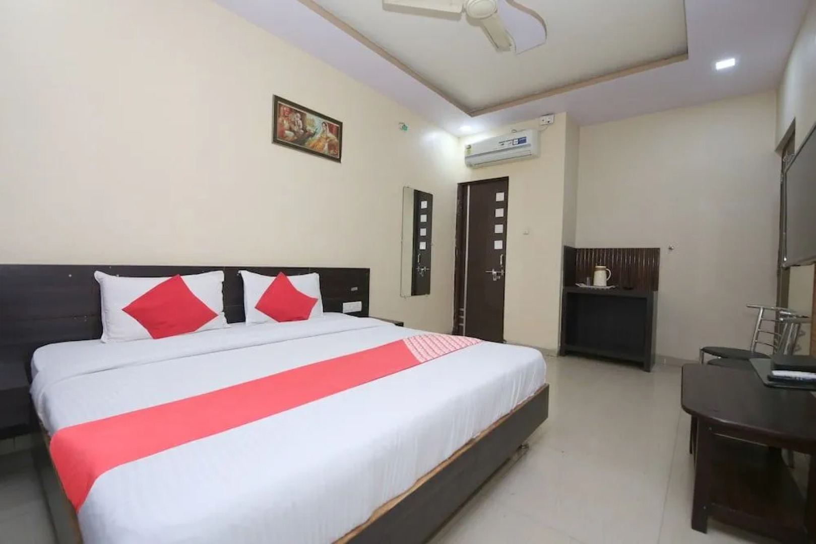 OYO 48533 Hotel Aarna Palace