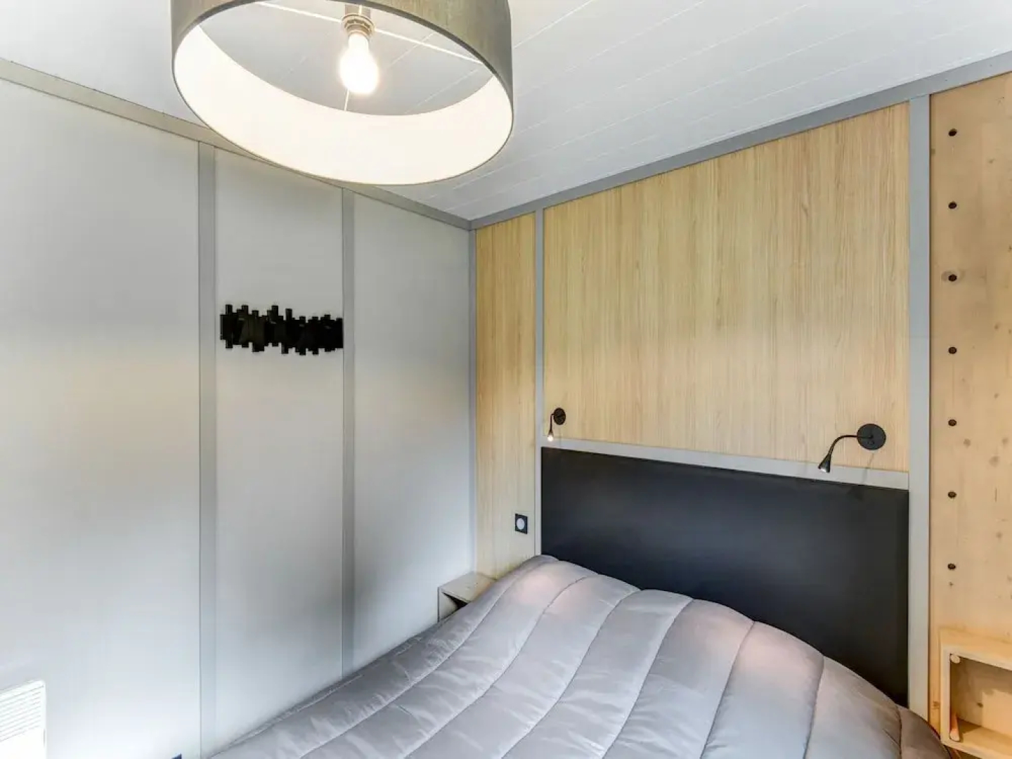 Secluded Chalet in Hourtin With Swimming Pool