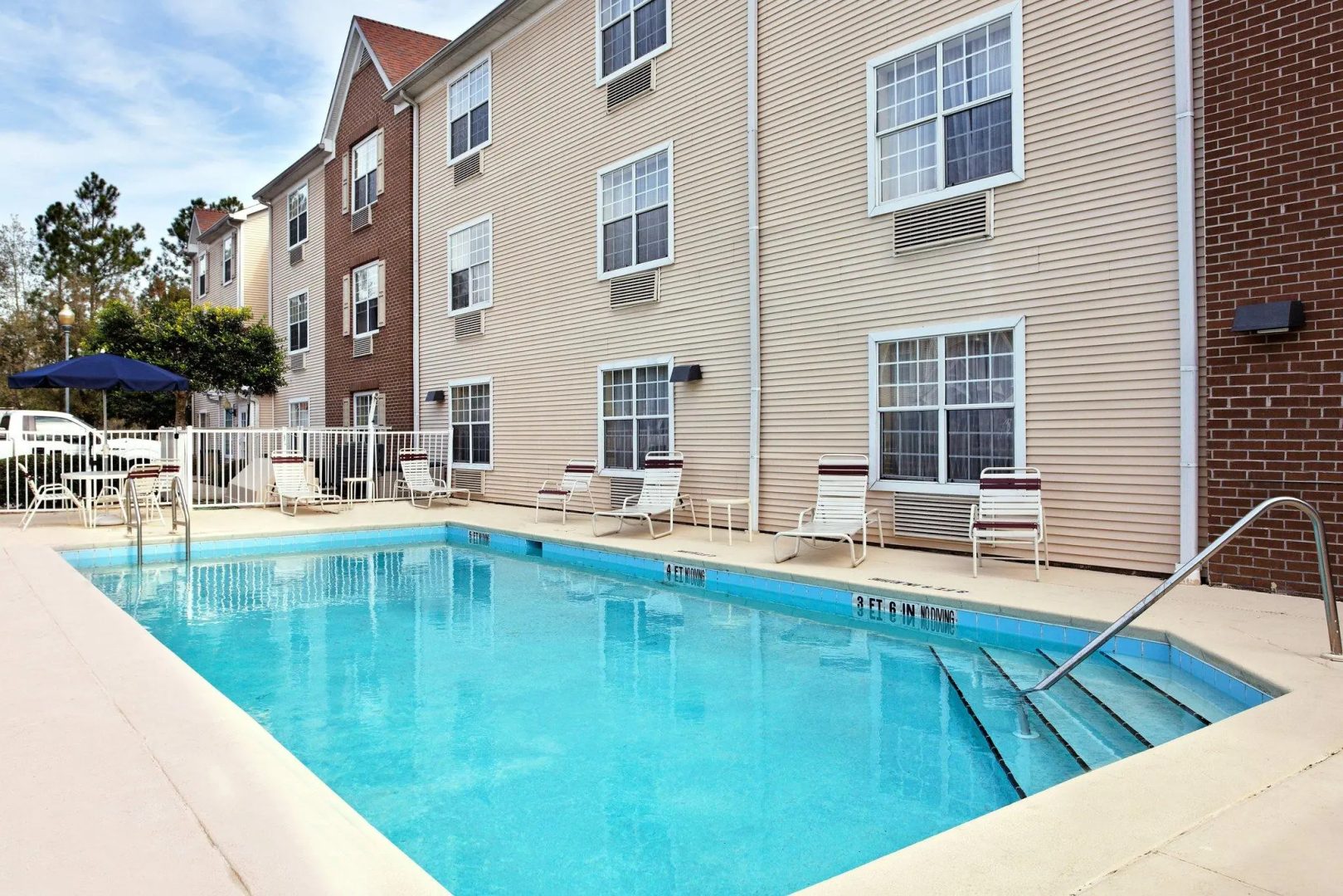 Alluxsuites at 1876, an Ascend Collection Hotel