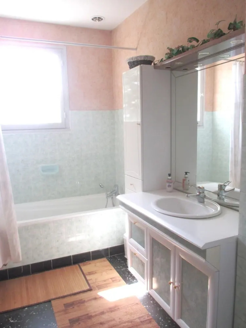 House With 4 Bedrooms in Charnay-lès-mâcon, With Wonderful Mountain Vi