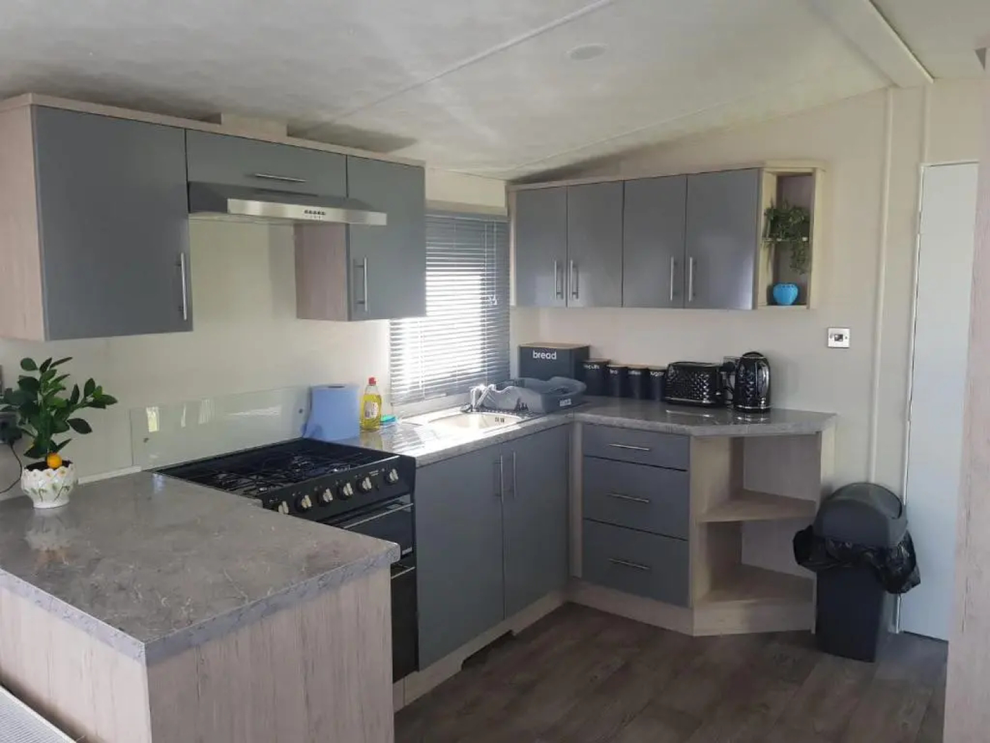 Lodge - Sleeps 8 - Parking, Wifi,