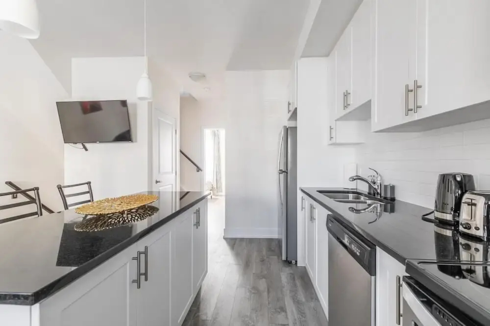 4BR 3BA Townhouse on Lake Ontario Free Parking Gym