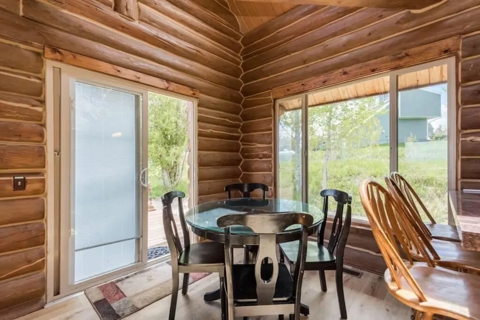 The Two Moose Inn - Luxury Log Cabin for Families!