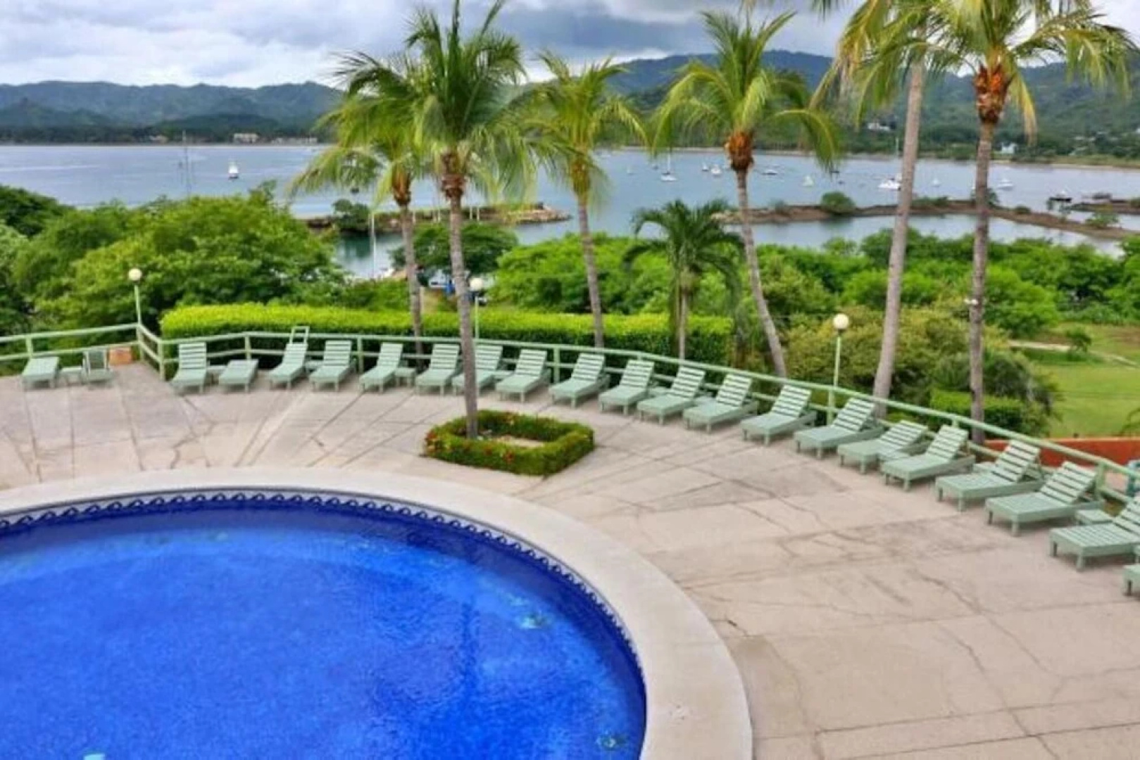 Hotel room-style ocean-view unit in Flamingo with pool