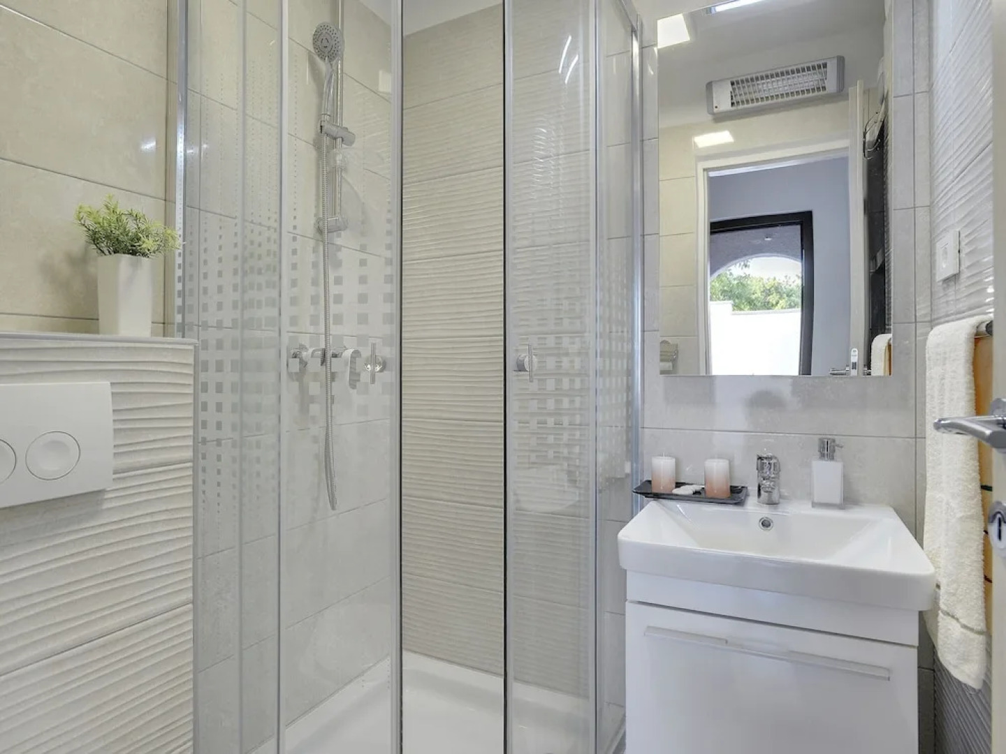 Detached House With Private Pool Near the Coast