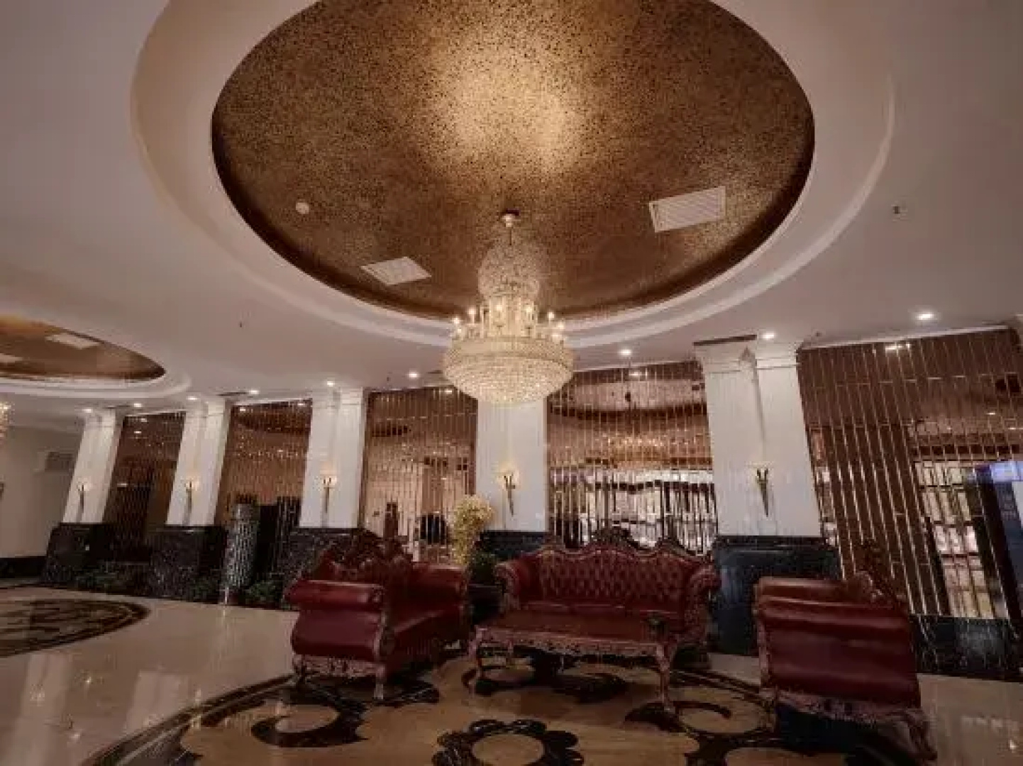 Glam Lake Hotel