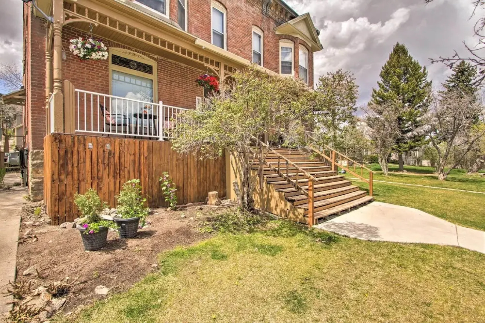 Quaint Helena Apartment - Walkable to Downtown!