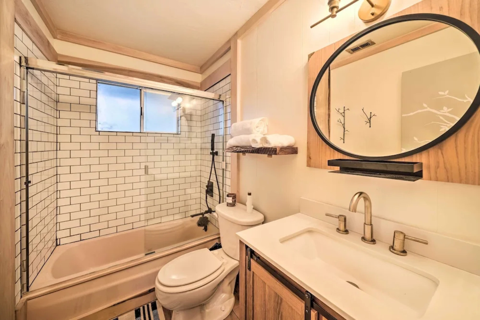 Chic Alpine Hideaway: Hiking, Skiing + Exploring!