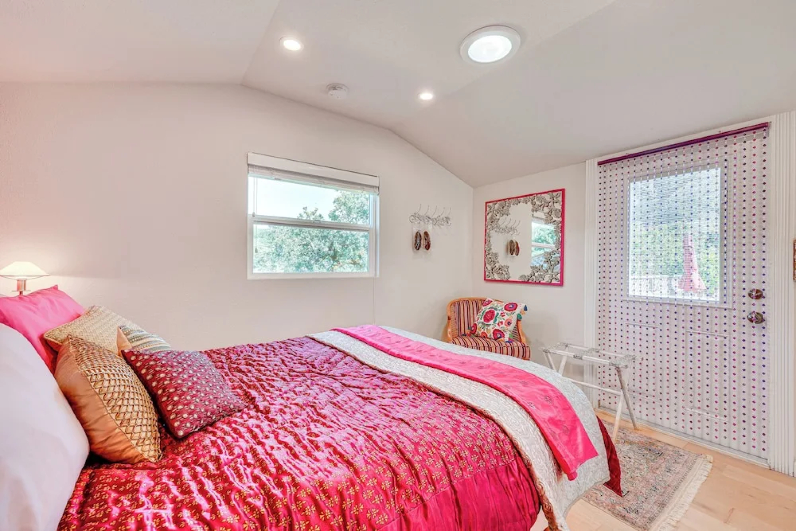 Romantic Casita w/ Garden + Deck 2 Miles to Plaza!