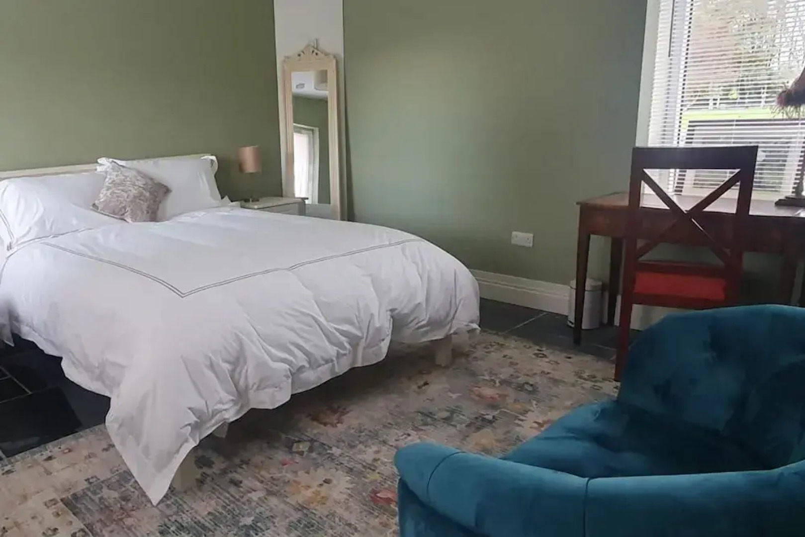 Apartment-sleeps2-parking-garden-patio