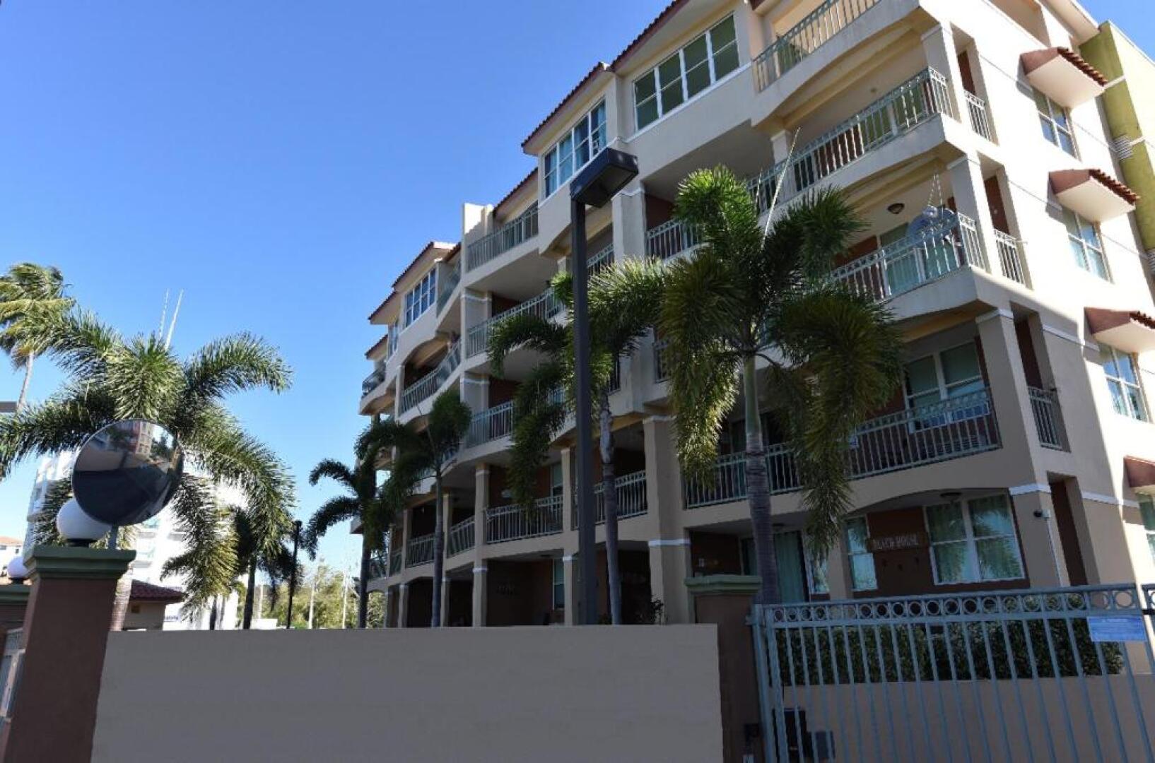 Coqui penthouse 2 across Rincon beach, pool, bbq, power and water bup