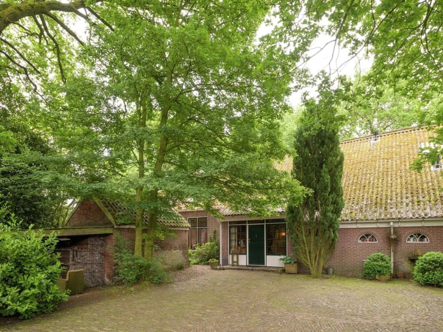 Secluded Farmhouse in Balkbrug with Hot Tub