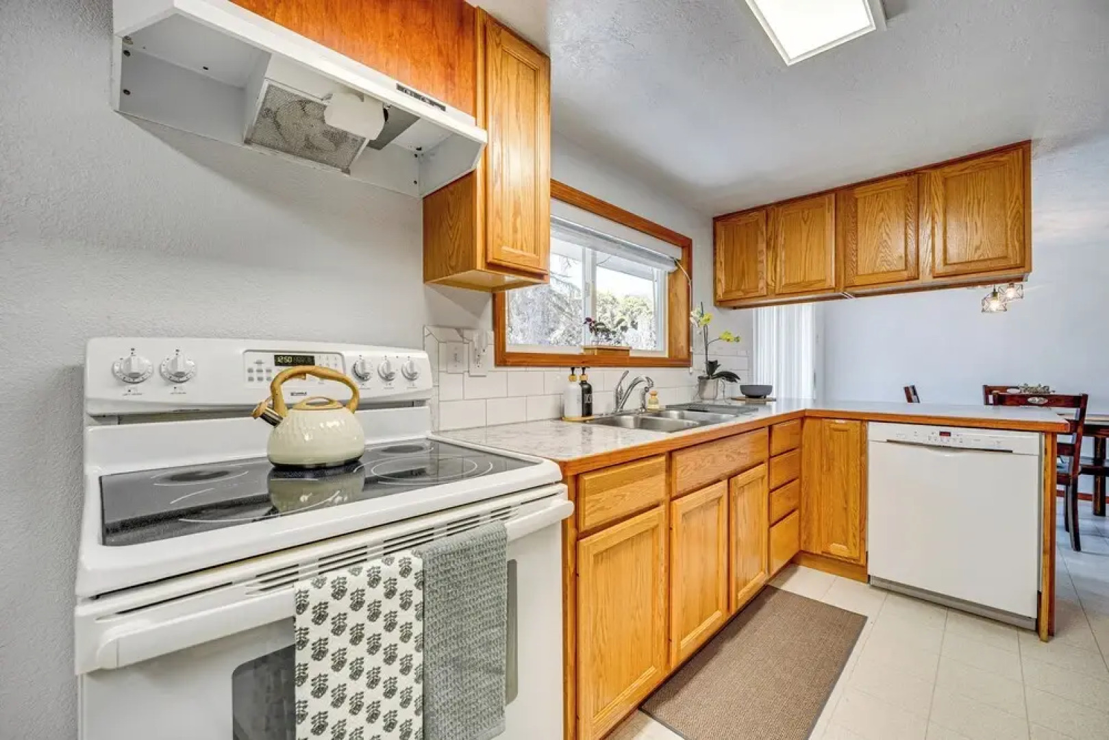 9 Mi to The Gorge: Updated Retreat w/ Yard!