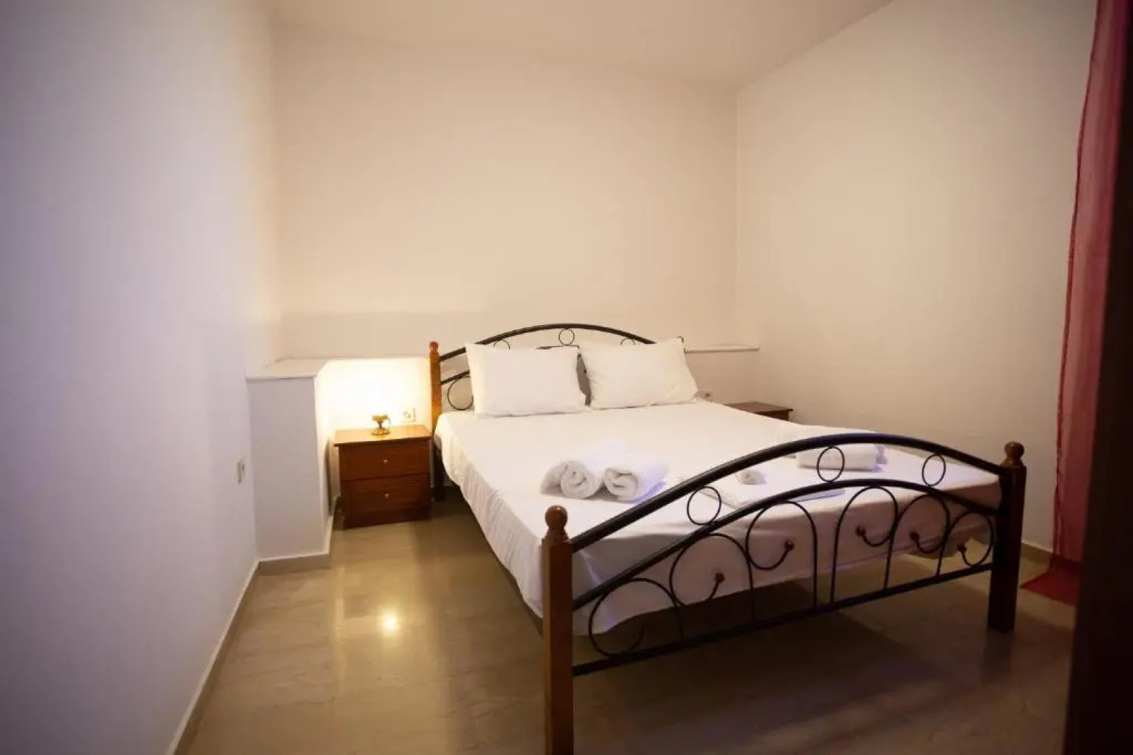 Traditional Apartment part of a Detached Villa on a luxurious Hill of Thessaloniki PANORAMA with a private garden with trees ,also available for Family and other gatherings and Kid's parties - under 13 , for less than 20 people alltogether