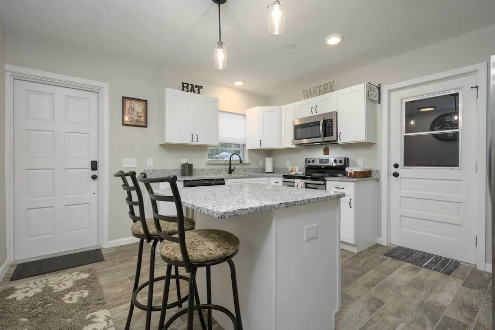 Hook, Line & Leisure: Lakefront Gem, 2 Mi to Dtwn