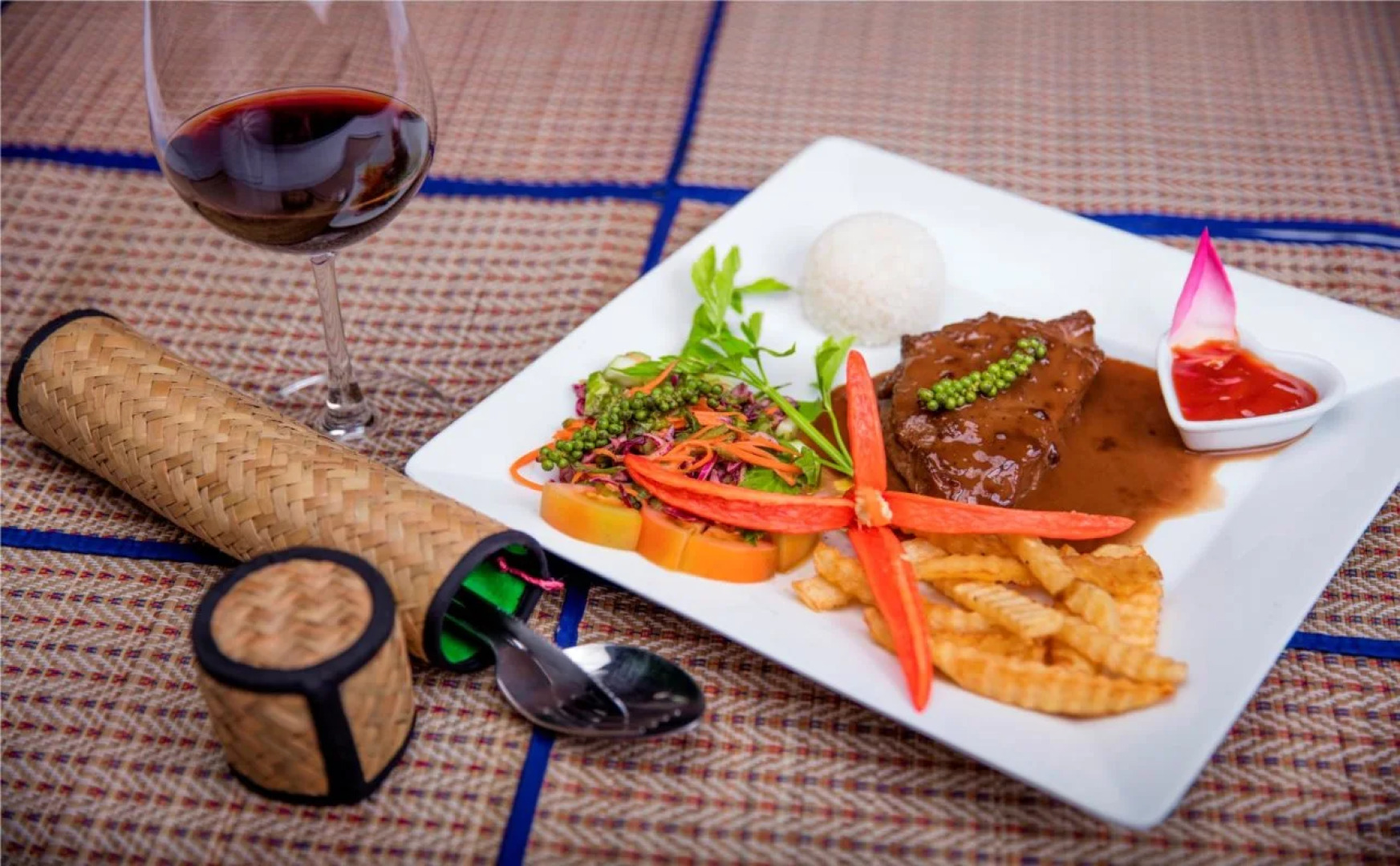 Natural Bungalows Restaurant and Bar