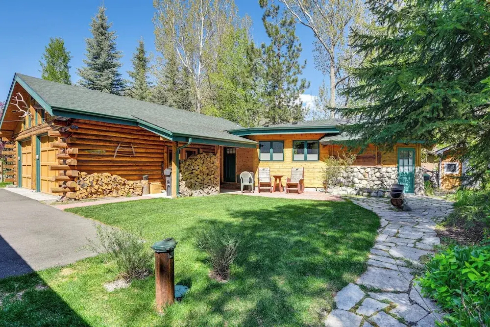 Life on Easy Street w/ Hot Tub: 7 Mi to Dwtn!