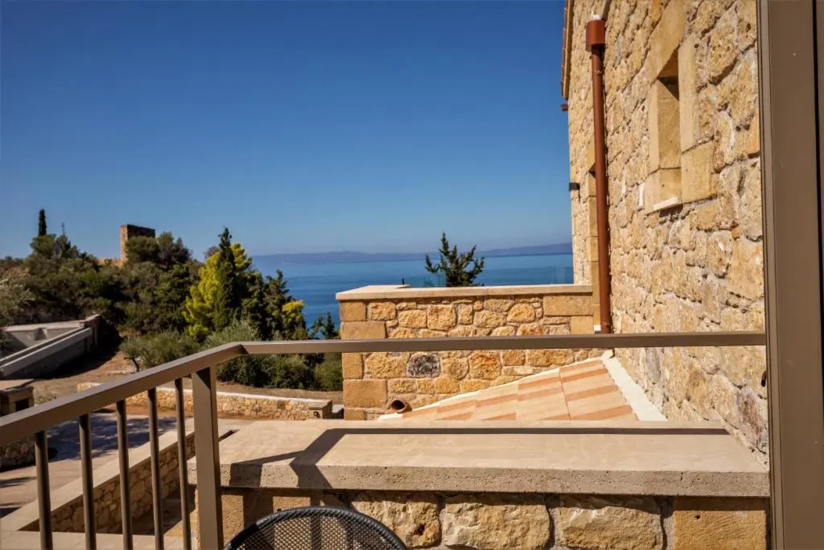 Diapori Suites Hotel