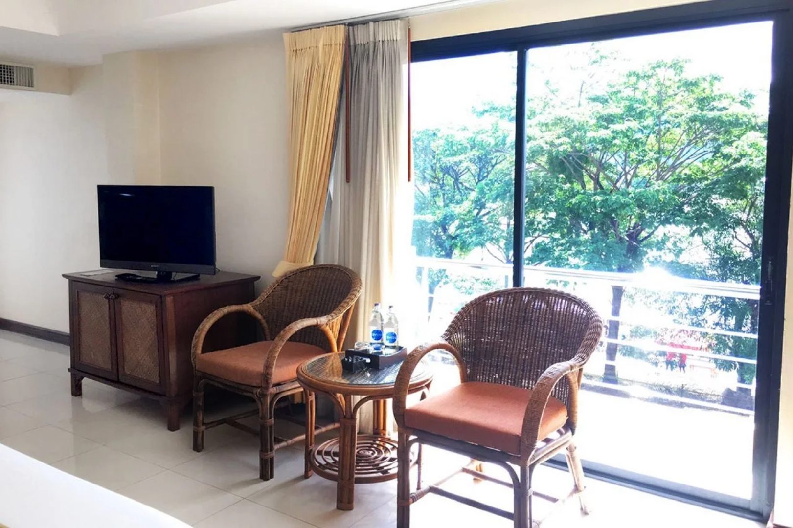 Nora Lakeview Hotel