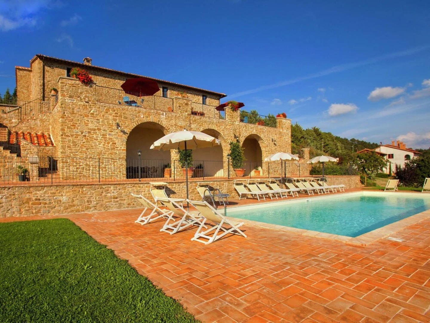 Lovely Villa in Tuoro sul Trasimeno with Pool
