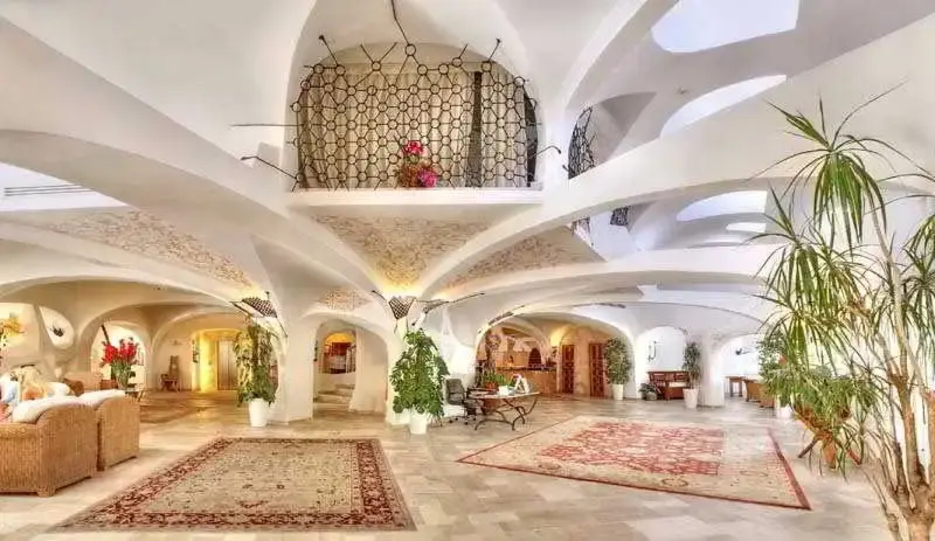 Jaspe Hotel, Manor Living