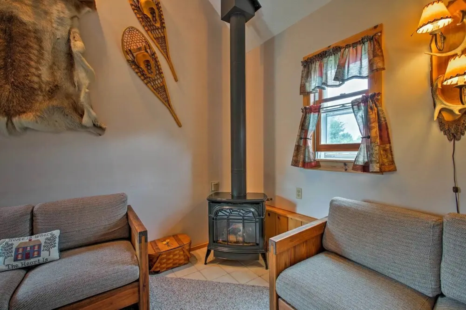 Leelanau Country Cottage ~ 4 Mi to Suttons Bay!