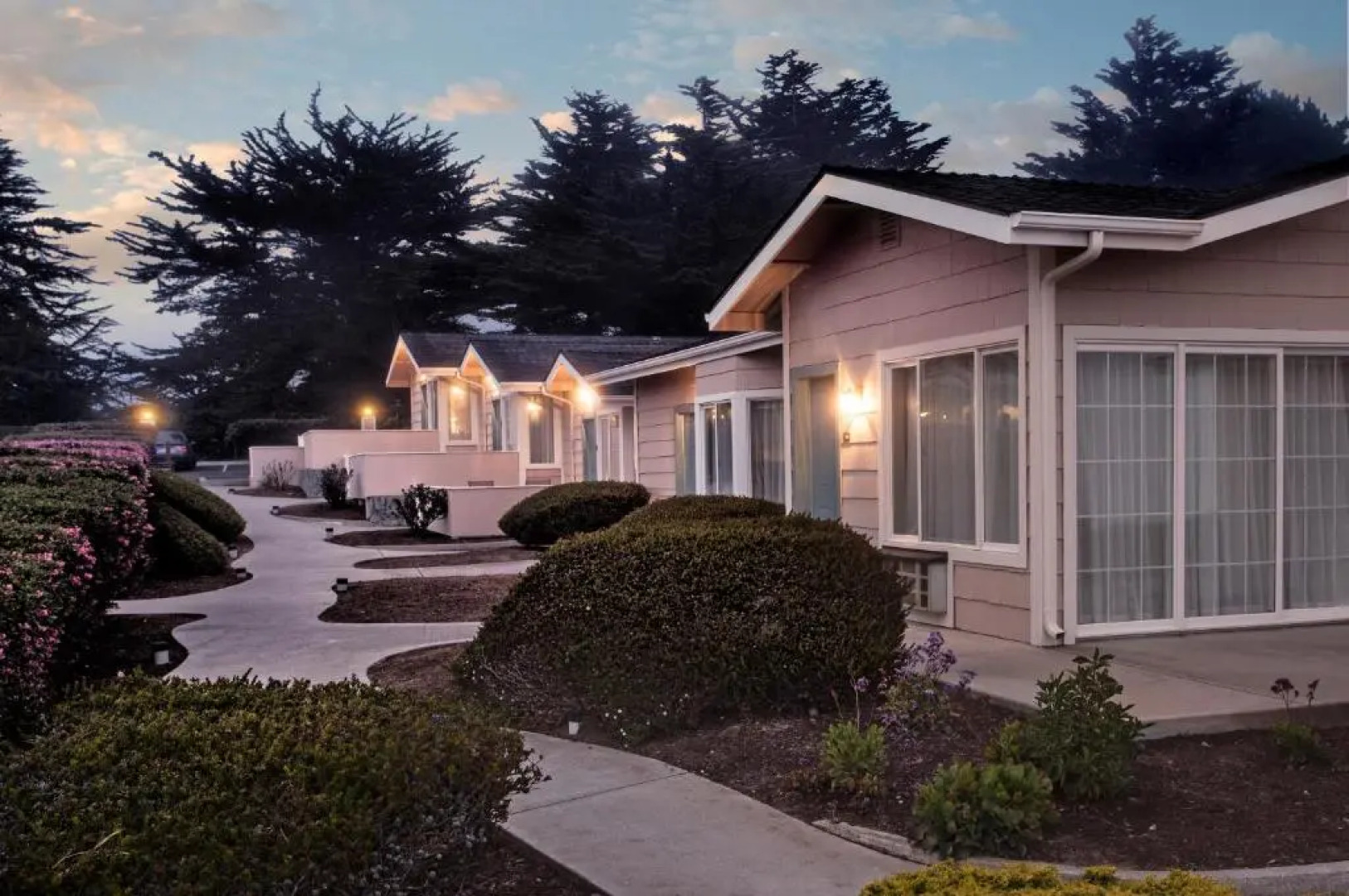 Cambria Landing Inn & Suites