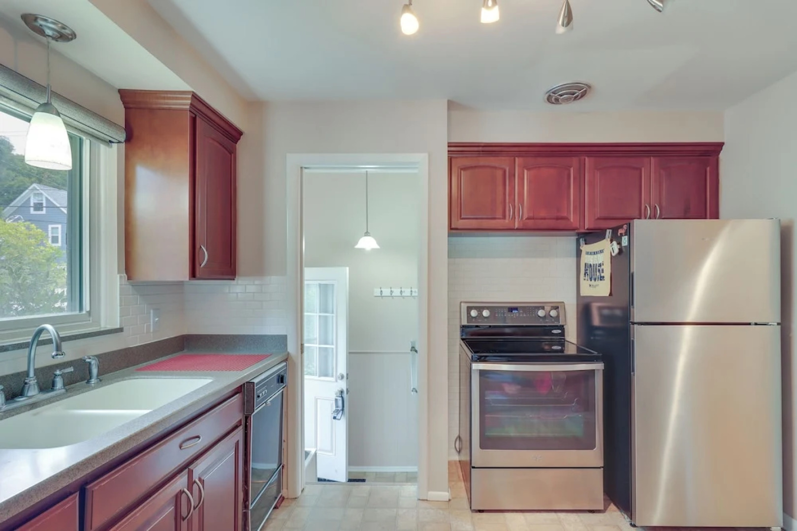 Royal Oak Home: 13 Mi to Downtown Detroit