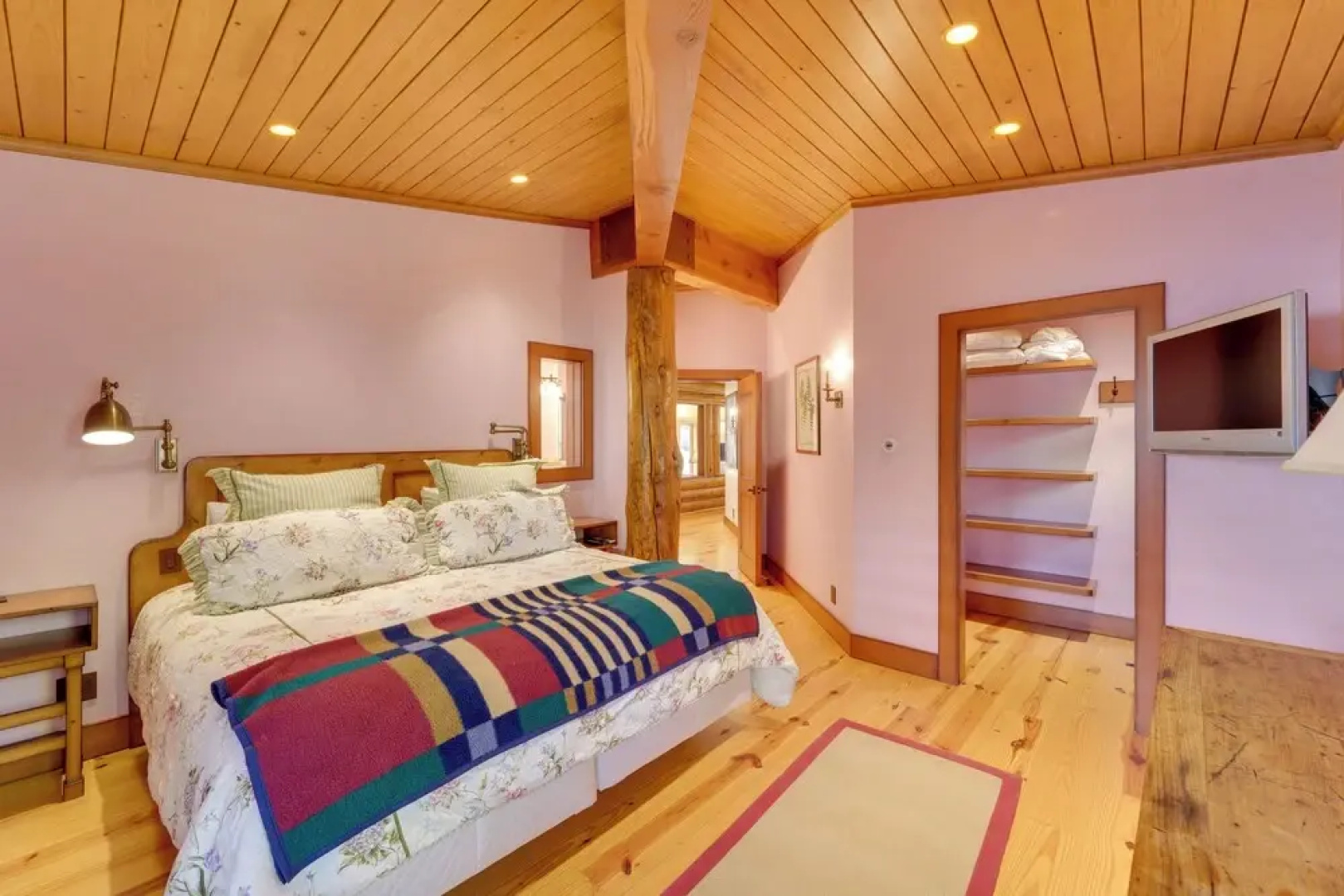 Sun Valley Log Home w/ Hot Tub & Mtn Views!