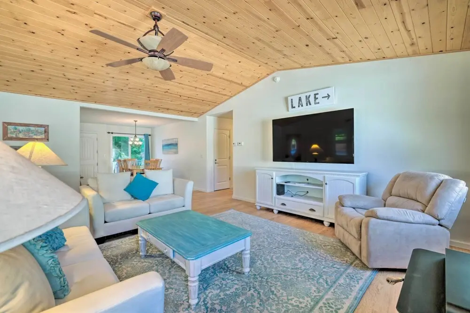 Community Perks: Welcoming Groveland Home