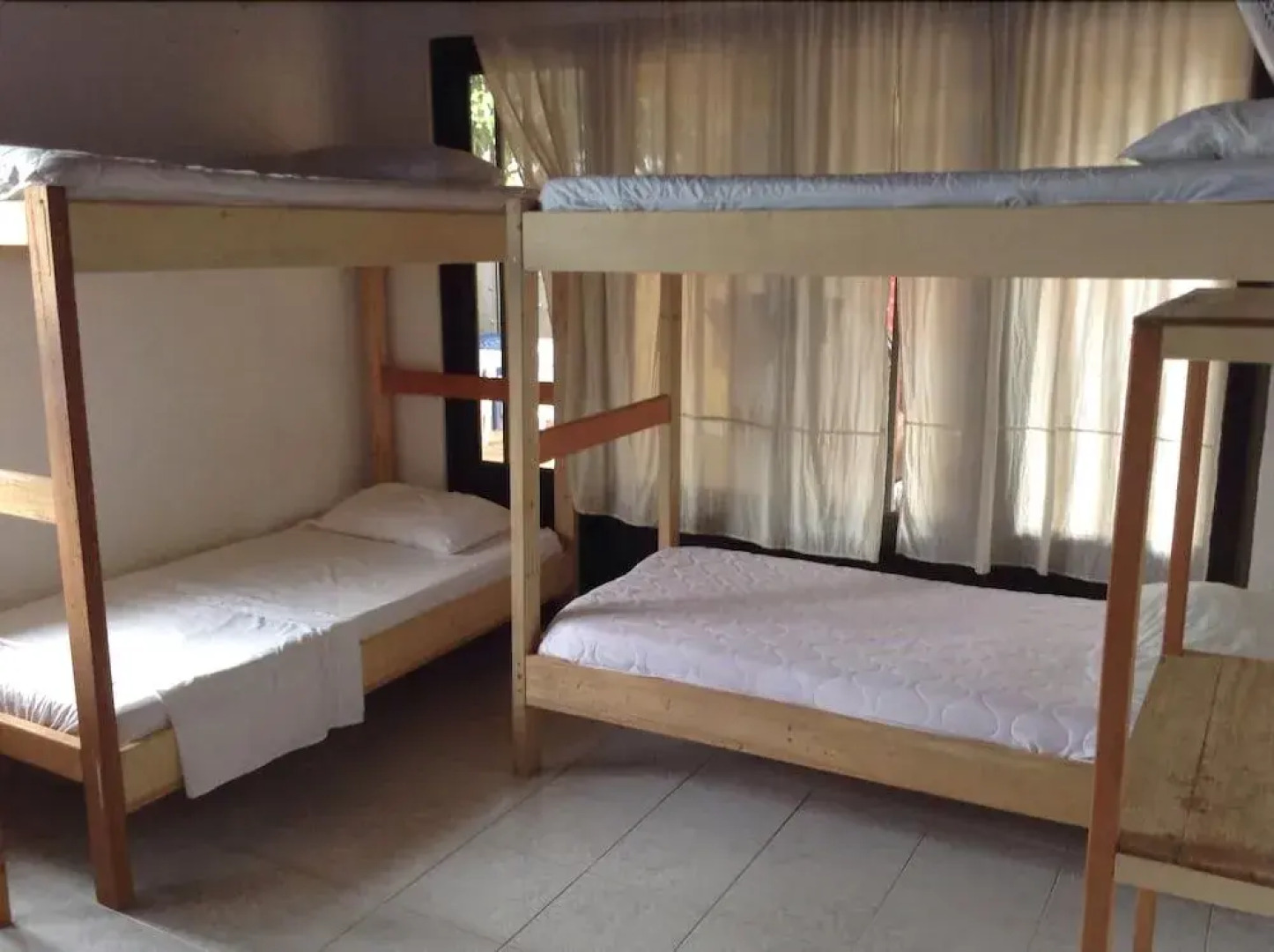 Leticias Guest House - Hostel